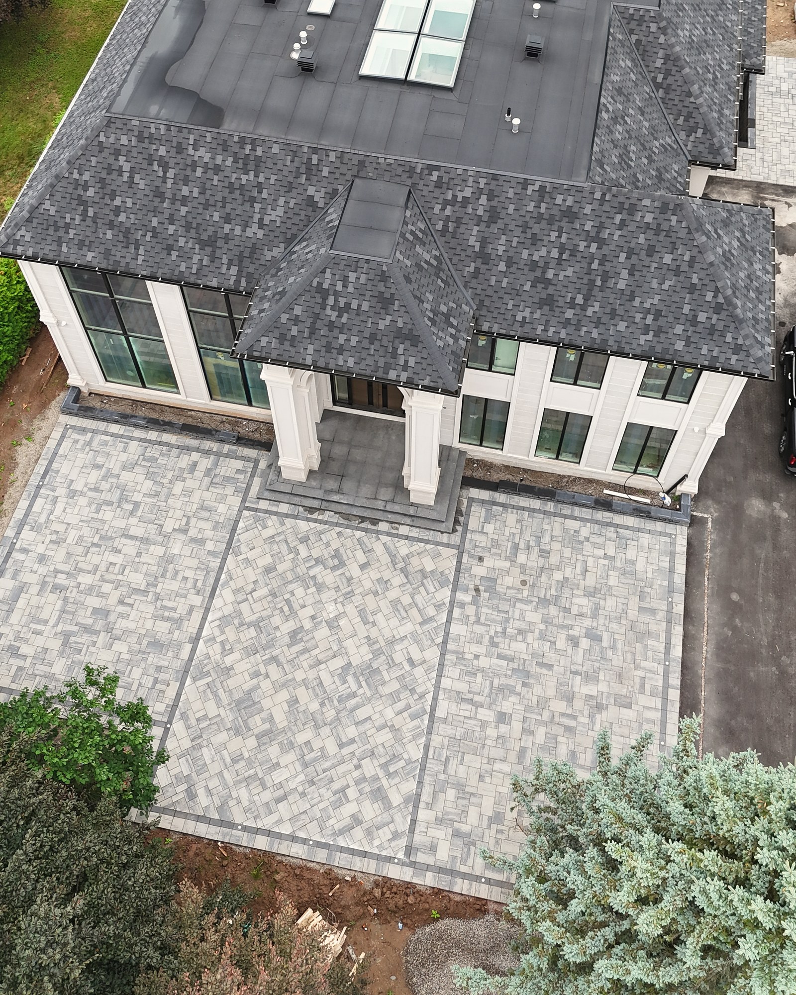 Completed interlocking forecourt with contrasting borders at a front entrance